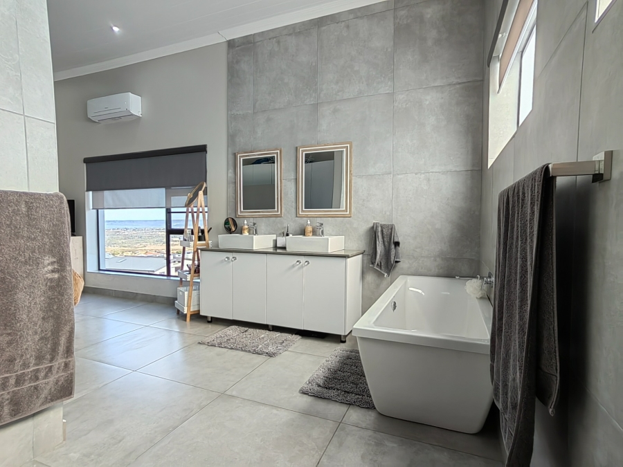 4 Bedroom Property for Sale in Monte Christo Western Cape